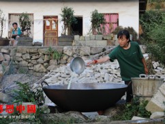 首富的女儿，父母生意破产后，就读大学的她打算休学外出打工挣钱！