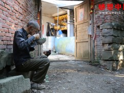 没有牙齿的我吃饭时间太长，经常被一起生活的表嫂责怪！